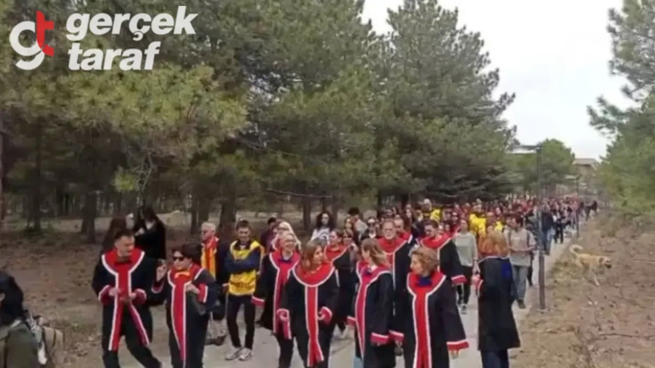 ODTÜ Akademisyenleri Öğrencilere Destek İçin Sokağa İndi: Greve Gittiler!