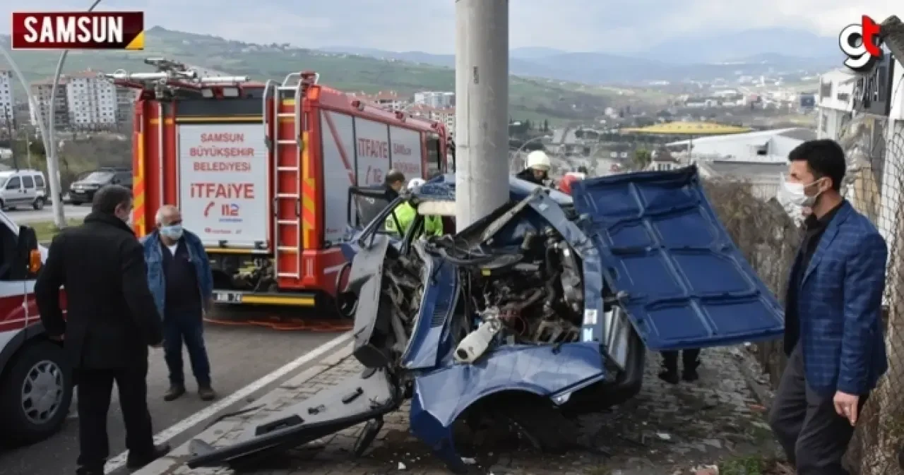 Samsun'da araç direğe çarptı, hurdaya döndü