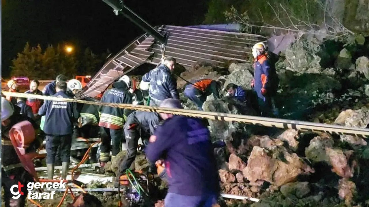 Samsun'da Heyelan, Canik Lovelet AVM Yanında Akaryakıt İstasyonu Araç Yıkama Alanına Kayalar Düştü