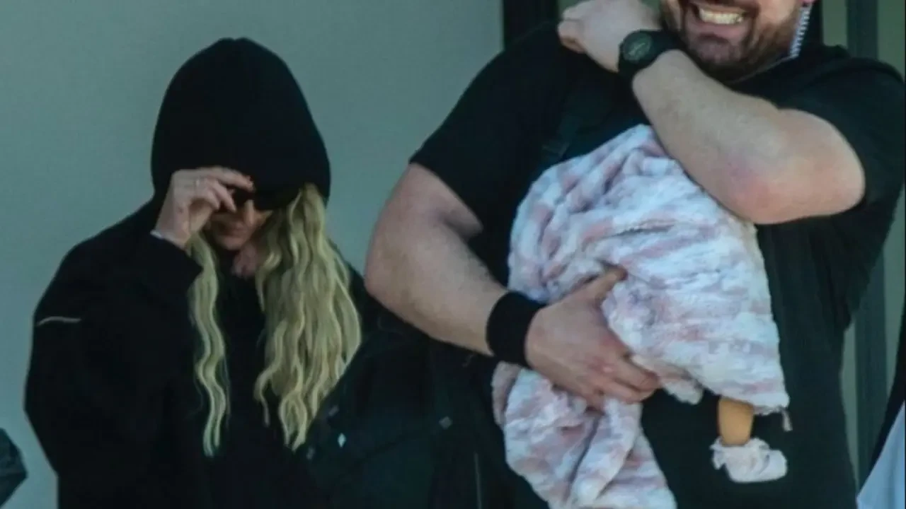 Britney Spears, Oyuncak Bebekle Dikkat Çekti!
