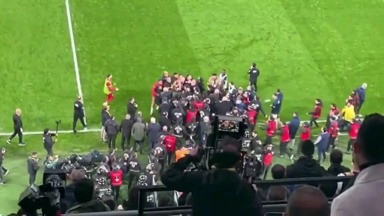 Fenerbahçe-Galatasaray Derbisinde Gergin Anlar: Taraftarlar Arasında Kavga Çıktı