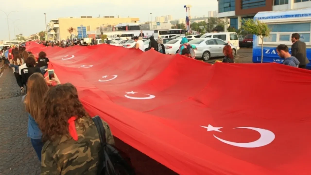 Samsun'da 1919 metrelik Türk bayrağı açıldı
