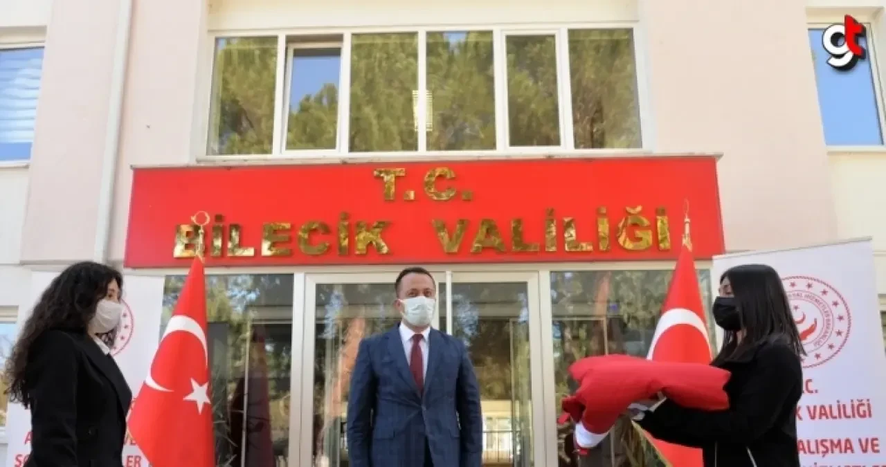 18 Mart'ta Çanakkale'de göndere çekilecek ay yıldızlı bayrak Bilecik'e ulaştı