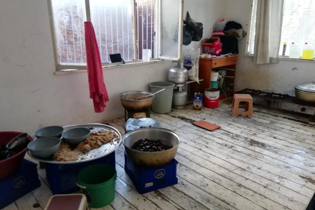 İlkadım'da pislik içerisinde midye üretimine baskın
