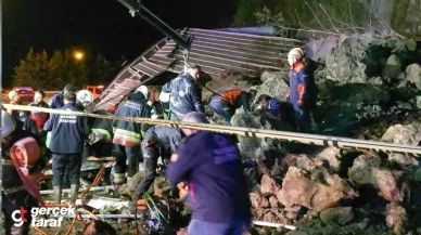 Samsun'da Heyelan, Canik Lovelet AVM Yanında Akaryakıt İstasyonu Araç Yıkama Alanına Kayalar Düştü