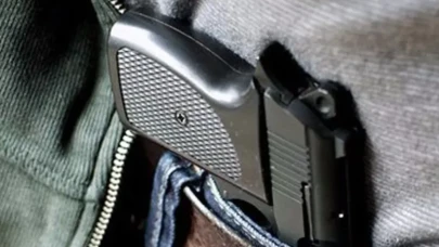 Sivil polislerin silahının görünmesi teşhir etmesi suç mu?