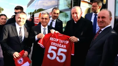 Cumhurbaşkanı Erdoğan’a Samsunspor Forması Hediye Edildi