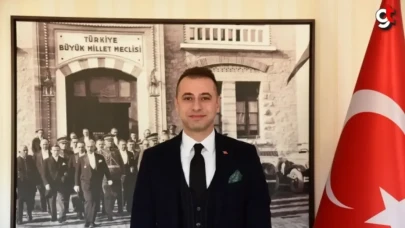 Mengen Kaymakamı öğretmenler için bağlama çalarak türkü söyledi