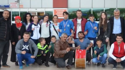 Samsunlu Türkiye Şampiyonları Otogarda Karşılandı