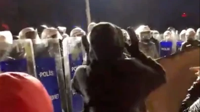 Saraçhane'de Namazla Dalga Geçen Provokatöre Gazlı Müdahale Yapıldı