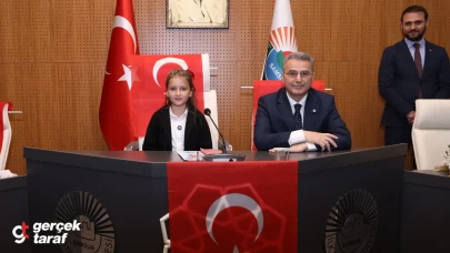 İlkadım'da 23 Nisan Coşkusu: Başkan Kurnaz Koltuğu Minik Elvin Tanem'e Devretti