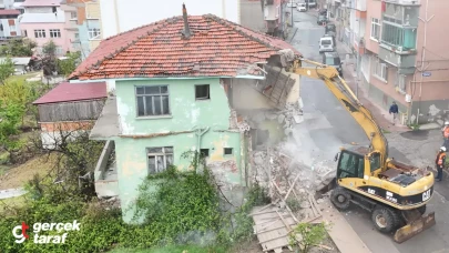 İlkadım'da Riskli Metruk Binalar Yıkılıyor
