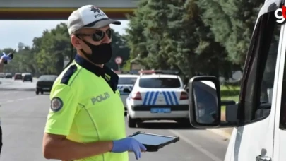 Samsun'da polis ekipleri, otobüs ve minibüslerde korona virüs denetimi yapıldı
