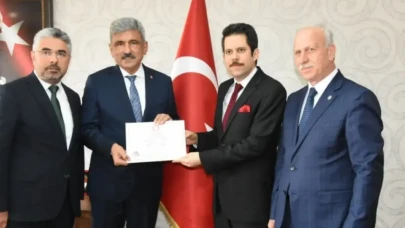Vezirköprü Belediye Başkanı İbrahim Sadık Edis mazbatasını aldı