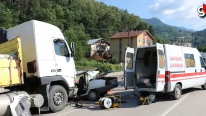 Kastamonu'da tır ile otomobil çarpıştı: 3 ölü