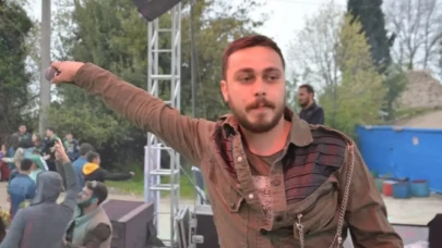 Sokak hayvanları için sahneye çıktılar