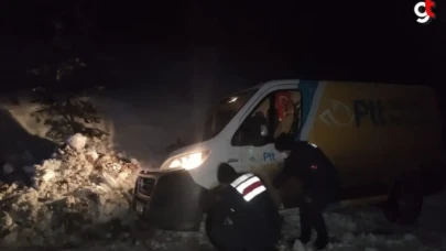 Kastamonu'da kar nedeniyle yolda kalanlara jandarma yardım ediyor