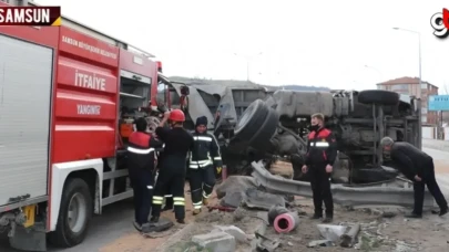 Samsun'da tır devrildi, yol trafiğe kapandı