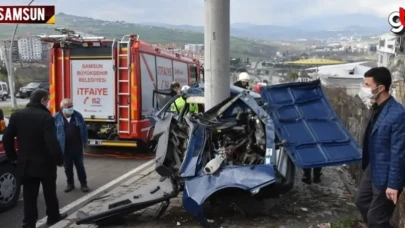 Samsun'da araç direğe çarptı, hurdaya döndü