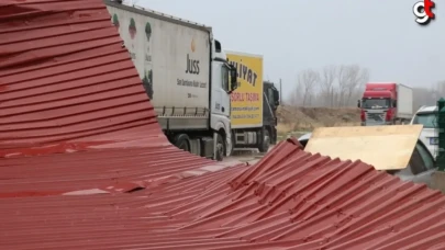 Kastamonu'da fırtına nedeniyle uçan çatı, alışveriş merkezinin otoparkına düştü