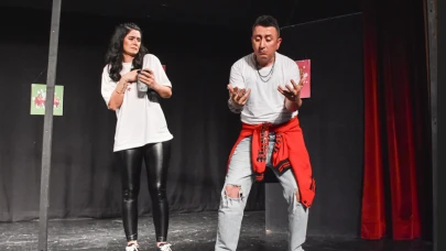 Tiyatro Sahnesinde Ayakta Alkışlandı