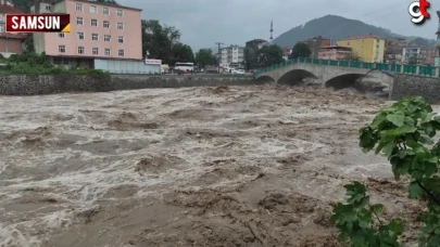Samsun Salıpazarı'nda sağanak yağış sele dönüştü