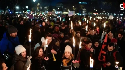 Fransa'da emeklilik reformuna karşı meşaleli gösteri