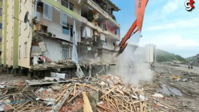 Bozkurt'ta selde ağır hasar alan Yıldız Apartmanı'nda yıkım başladı