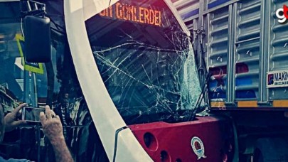 Samsun'da Tramvay Kamyona Çarptı