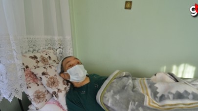 Polis memurunun sırtında taşıdığı nine: &#039;Allah, bir değil bin kez razı olsun&#039;