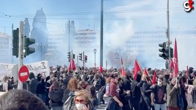 Yunanistan'dan binlerce kişi tren kazasını protesto etti