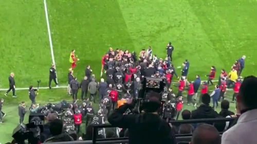 Fenerbahçe-Galatasaray Derbisinde Gergin Anlar: Taraftarlar Arasında Kavga Çıktı