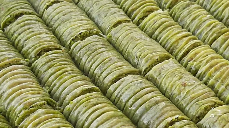 Antep Fıstıklı Sarma Baklava Nasıl Yapılır?