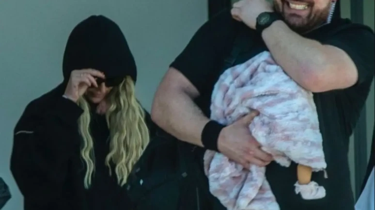 Britney Spears, Oyuncak Bebekle Dikkat Çekti!
