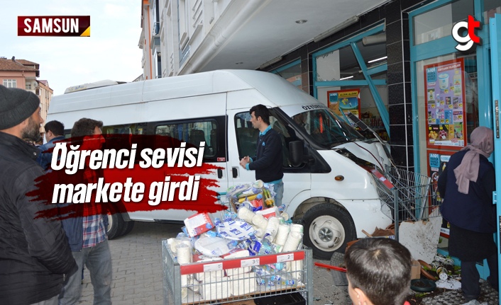 Samsun'da Öğrenci Taşıyan Minibüs Markete Girdi