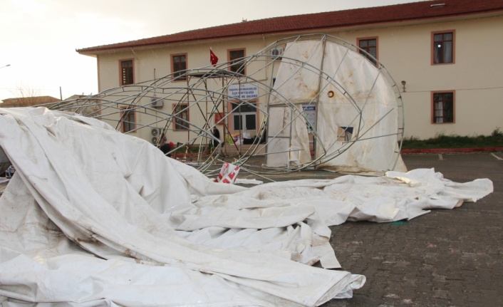 Amasya'da kermes çadırı rüzgar nedeniyle yıkıldı: 4 yaralı