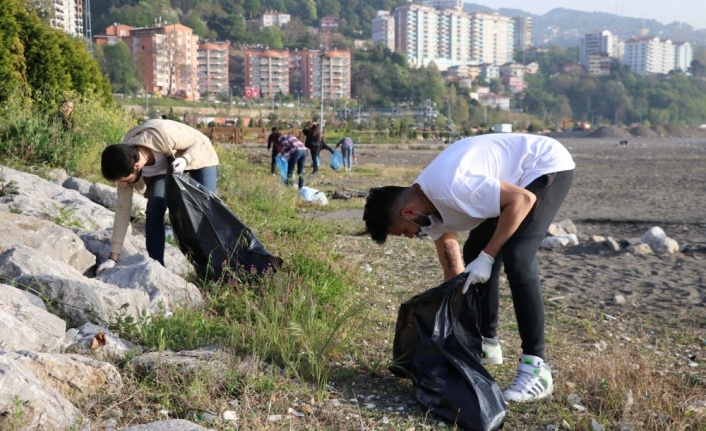 Çevreci gençler sahilde çöp topladı