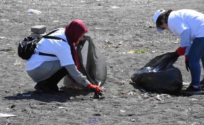 Lise öğrencileri sahilde temizlik yaptı