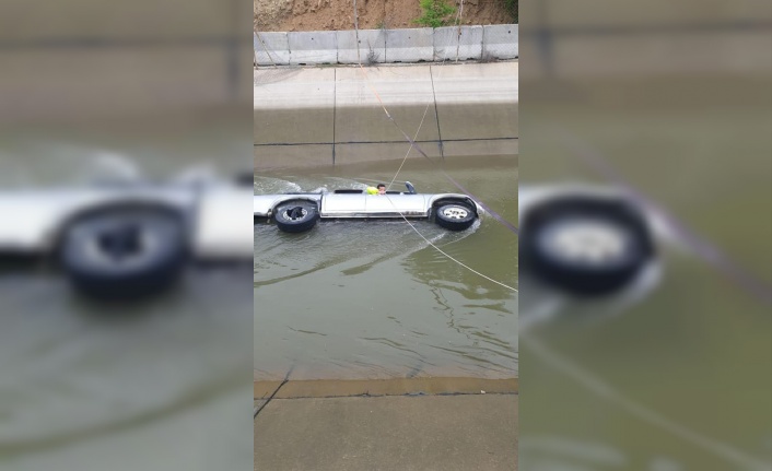Su kanalına devrilen pikabın sürücüsü öldü