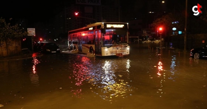 İzmir'de sağanak nedeniyle bazı yollarda su birikintileri oluştu