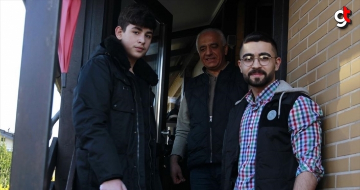 Almanya’da Müslüman gençlerden Kovid-19 nedeniyle dışarı çıkamayan yaşlılara yardım