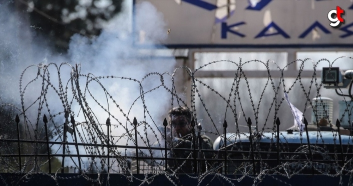 Yunanistan gaz bombalarının etkisini artırmak için 'fan' çalıştırıyor