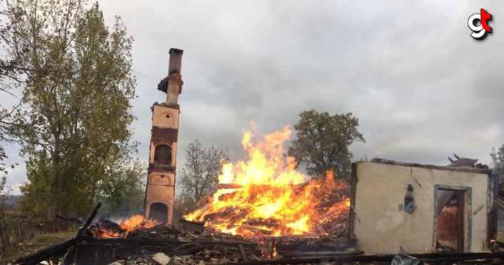 Kastamonu'da yangın çıkan 2 katlı ahşap ev kullanılamaz hale geldi