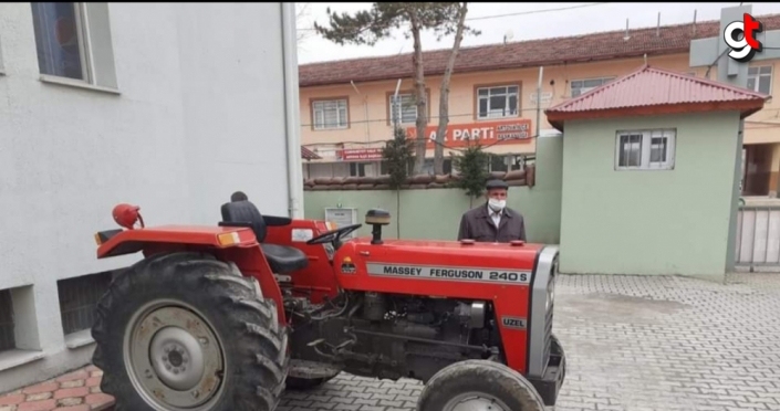 Tokat'ta çalınan traktörü bulan jandarma sahibine teslim etti
