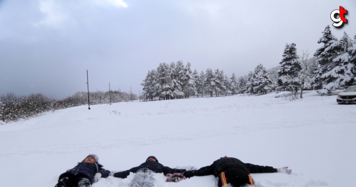 Abant Tabiat Parkı'na gelen ziyaretçiler karın keyfini çıkardı