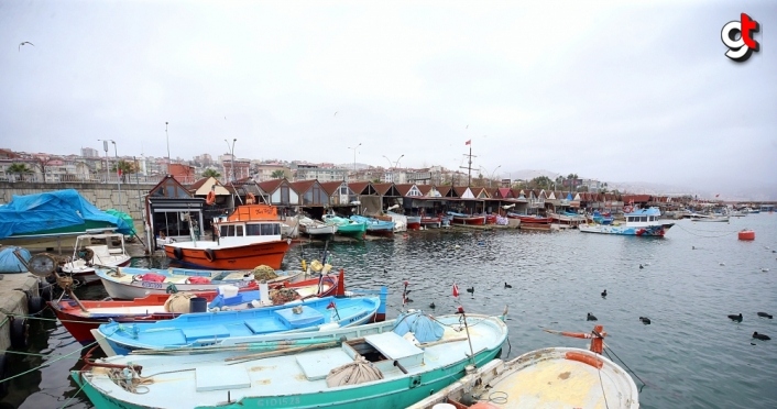 Trabzon'da kuvvetli rüzgar nedeniyle balıkçı tekneleri denize açılamadı