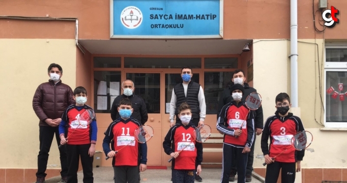 Giresun'da köy okuluna badminton malzemesi desteği yapıldı