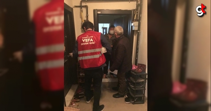 Karabük'te karantinadaki apartman sakinlerine gıda yardımı yapıldı