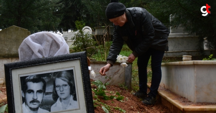 Kovid-19 nedeniyle yitirdiği eşinin mezarına her gün çiçekle gidiyor