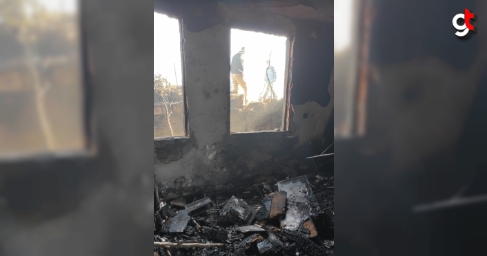 Trabzon'da iki katlı evde çıkan yangında 3 otomobil yandı, ahırdaki hayvanlar telef oldu